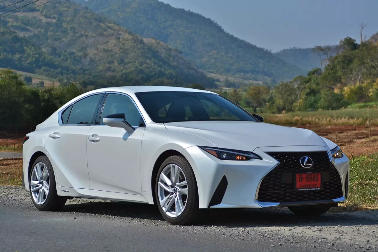 ลองของหล่อ ทดสอบพระรอง LEXUS IS300h LUXURY