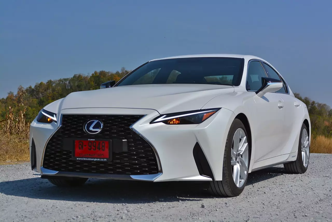 ลองของหล่อ ทดสอบพระรอง LEXUS IS300h LUXURY