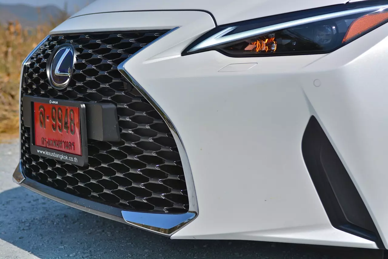 ลองของหล่อ ทดสอบพระรอง LEXUS IS300h LUXURY