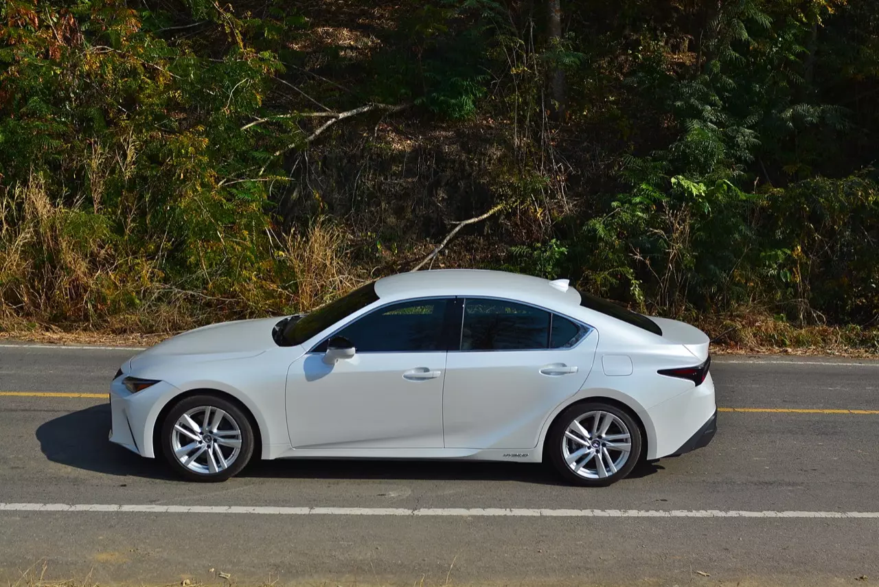 ลองของหล่อ ทดสอบพระรอง LEXUS IS300h LUXURY