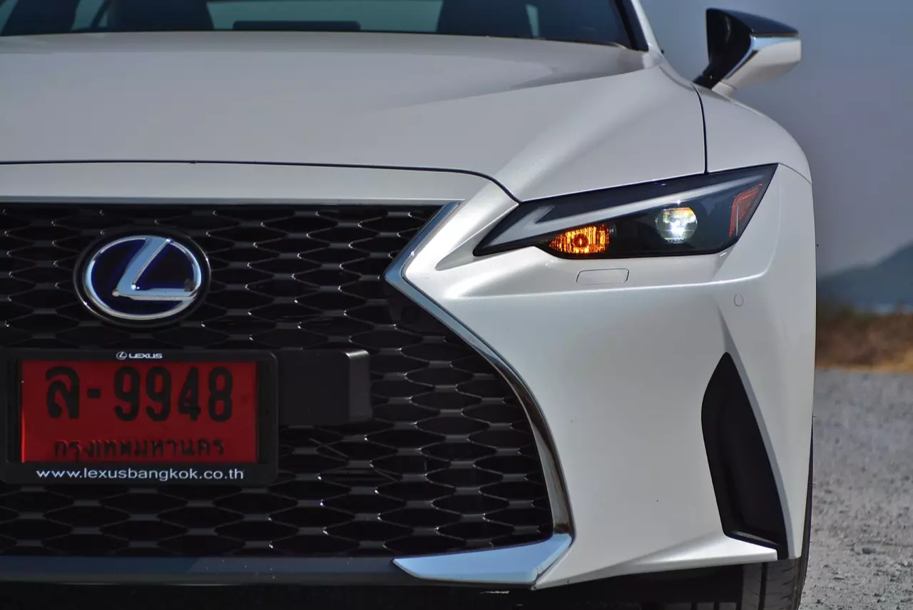 ลองของหล่อ ทดสอบพระรอง LEXUS IS300h LUXURY