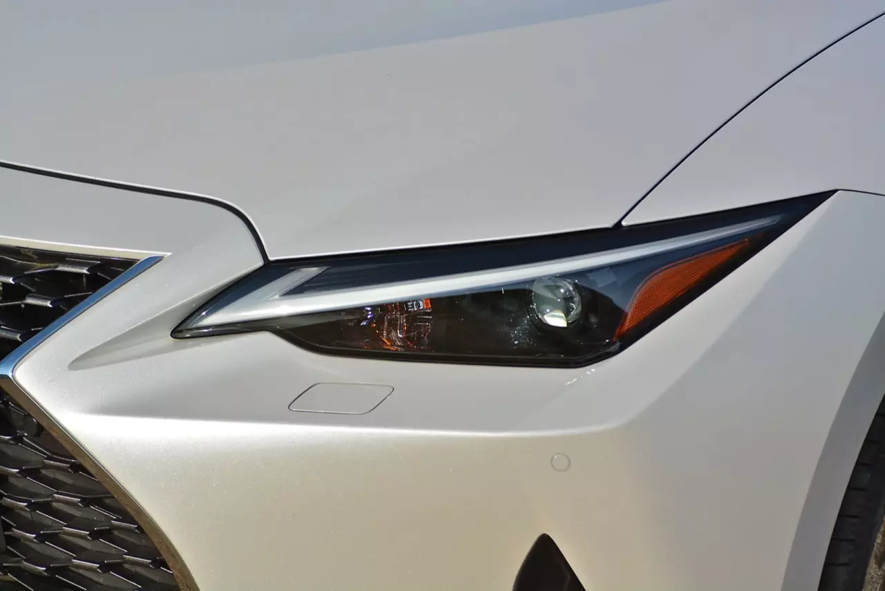 ลองของหล่อ ทดสอบพระรอง LEXUS IS300h LUXURY