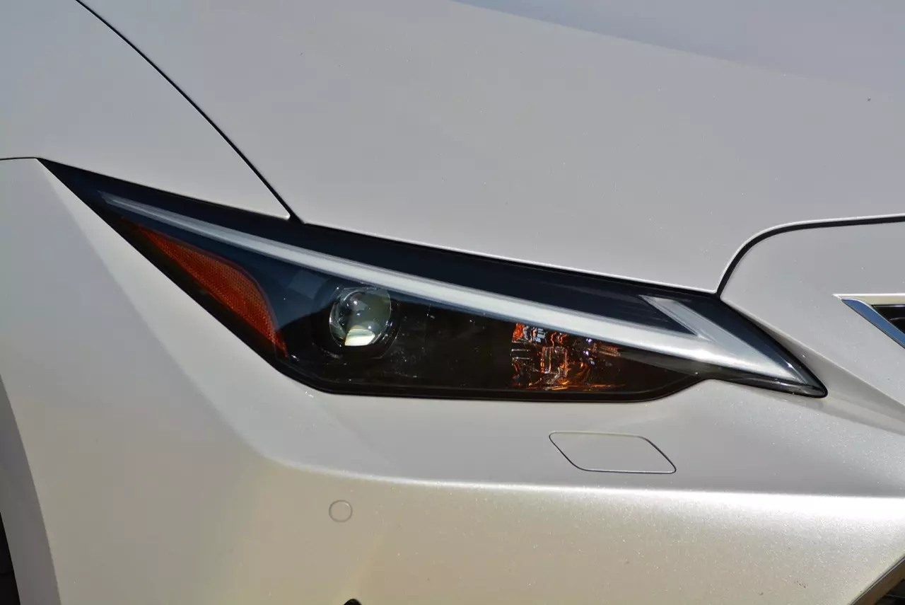 ลองของหล่อ ทดสอบพระรอง LEXUS IS300h LUXURY