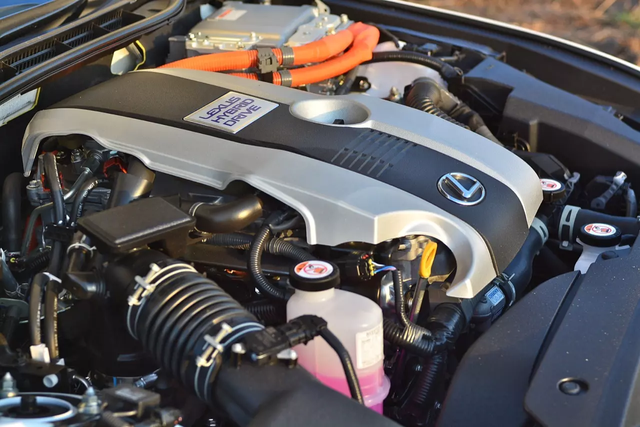 ลองของหล่อ ทดสอบพระรอง LEXUS IS300h LUXURY