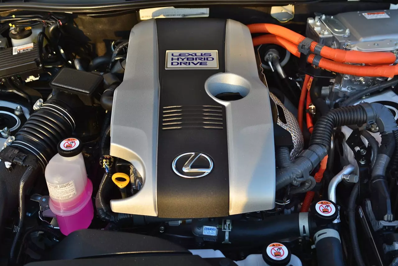ลองของหล่อ ทดสอบพระรอง LEXUS IS300h LUXURY