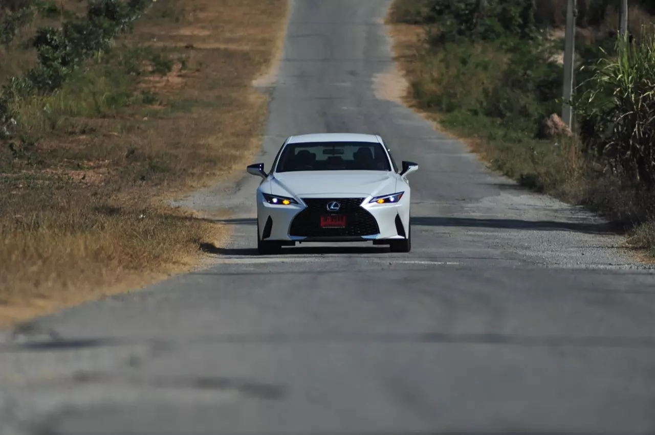 ลองของหล่อ ทดสอบพระรอง LEXUS IS300h LUXURY