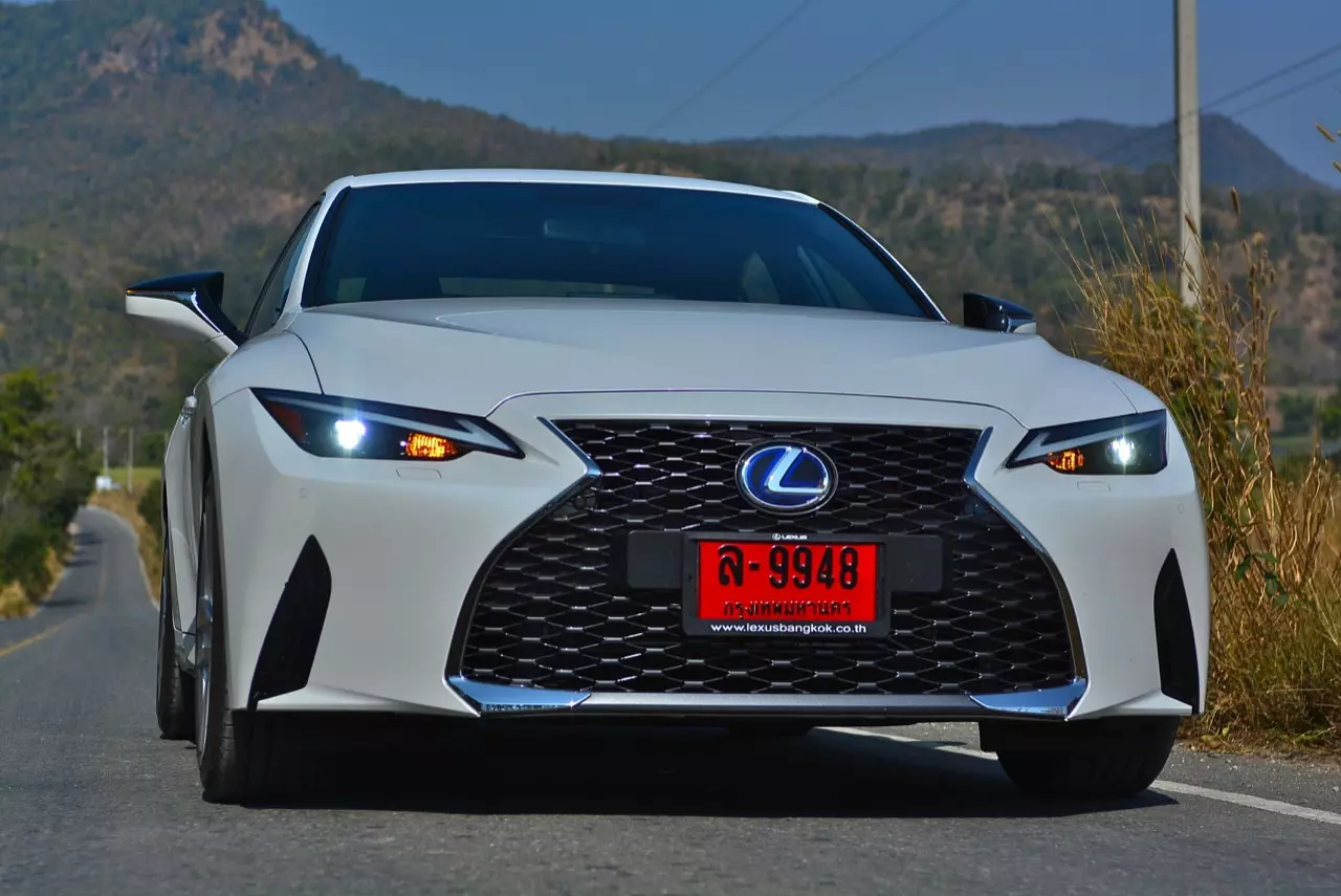 ลองของหล่อ ทดสอบพระรอง LEXUS IS300h LUXURY