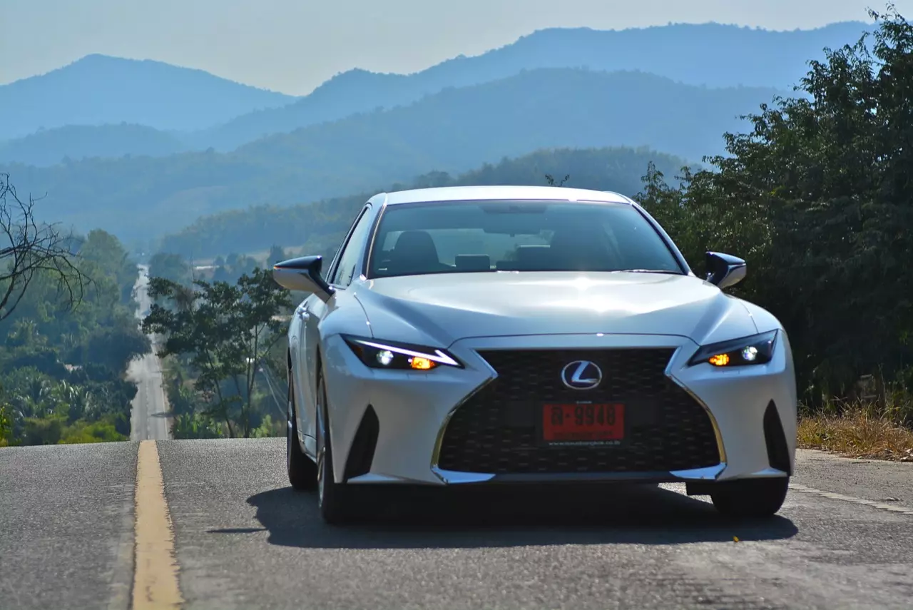 ลองของหล่อ ทดสอบพระรอง LEXUS IS300h LUXURY