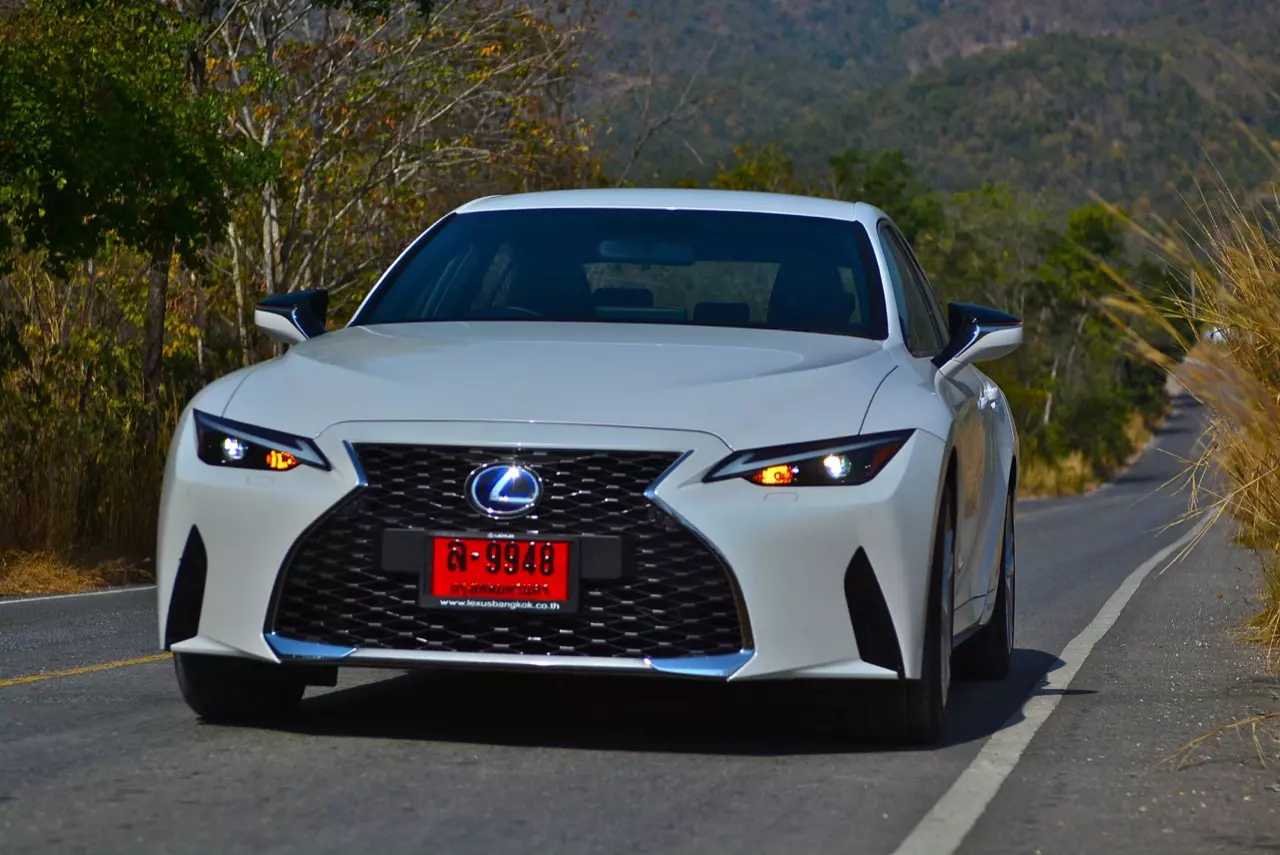 ลองของหล่อ ทดสอบพระรอง LEXUS IS300h LUXURY
