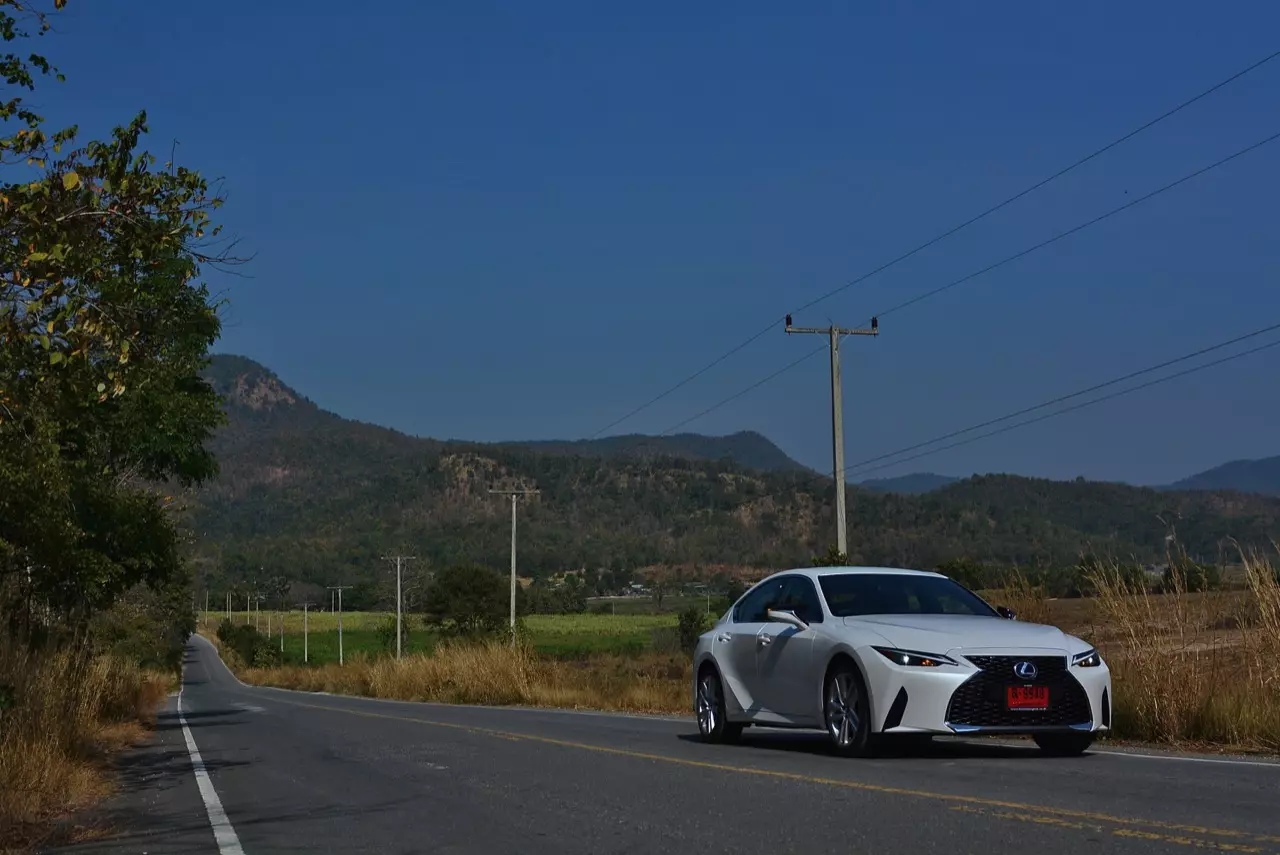 ลองของหล่อ ทดสอบพระรอง LEXUS IS300h LUXURY