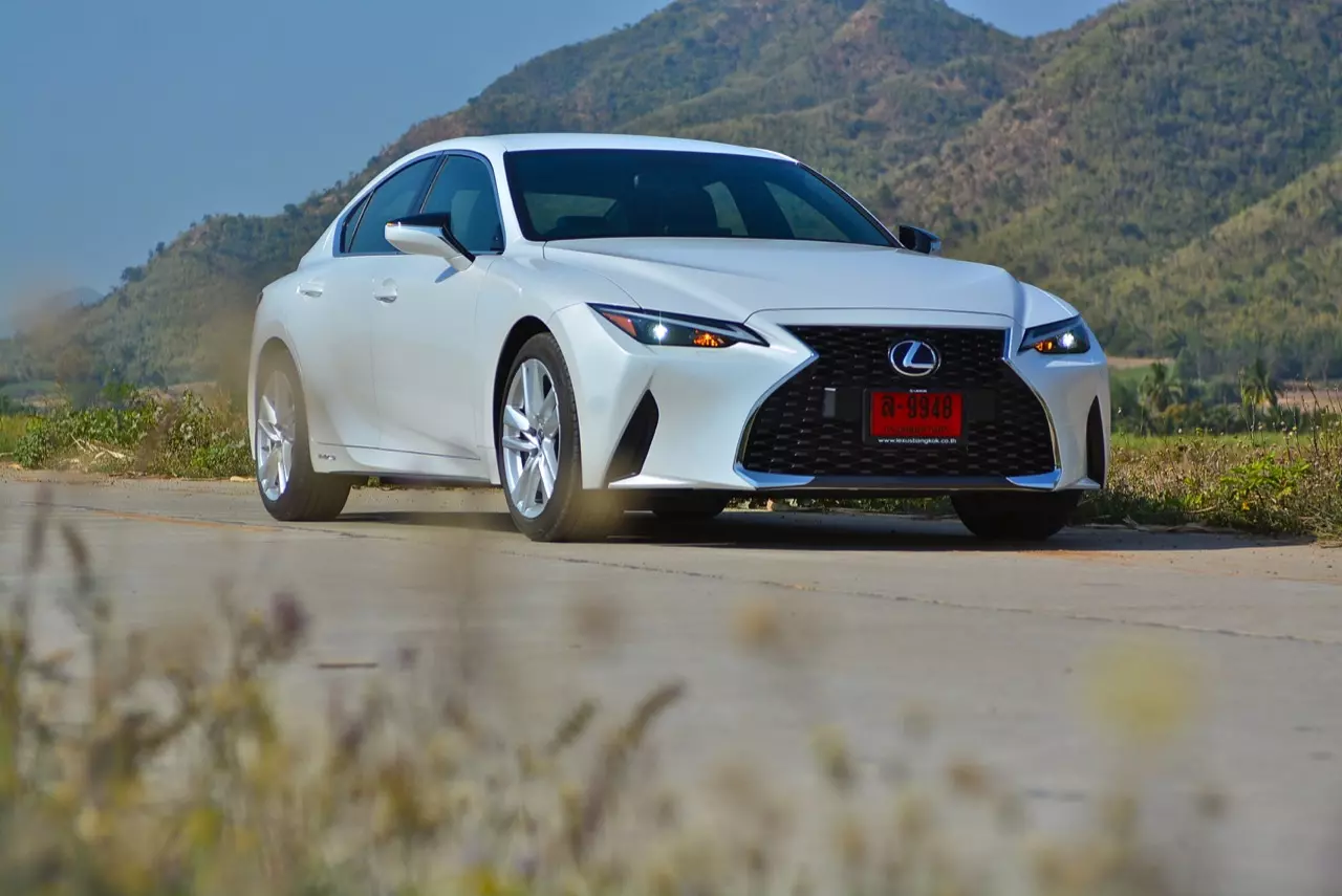 ลองของหล่อ ทดสอบพระรอง LEXUS IS300h LUXURY
