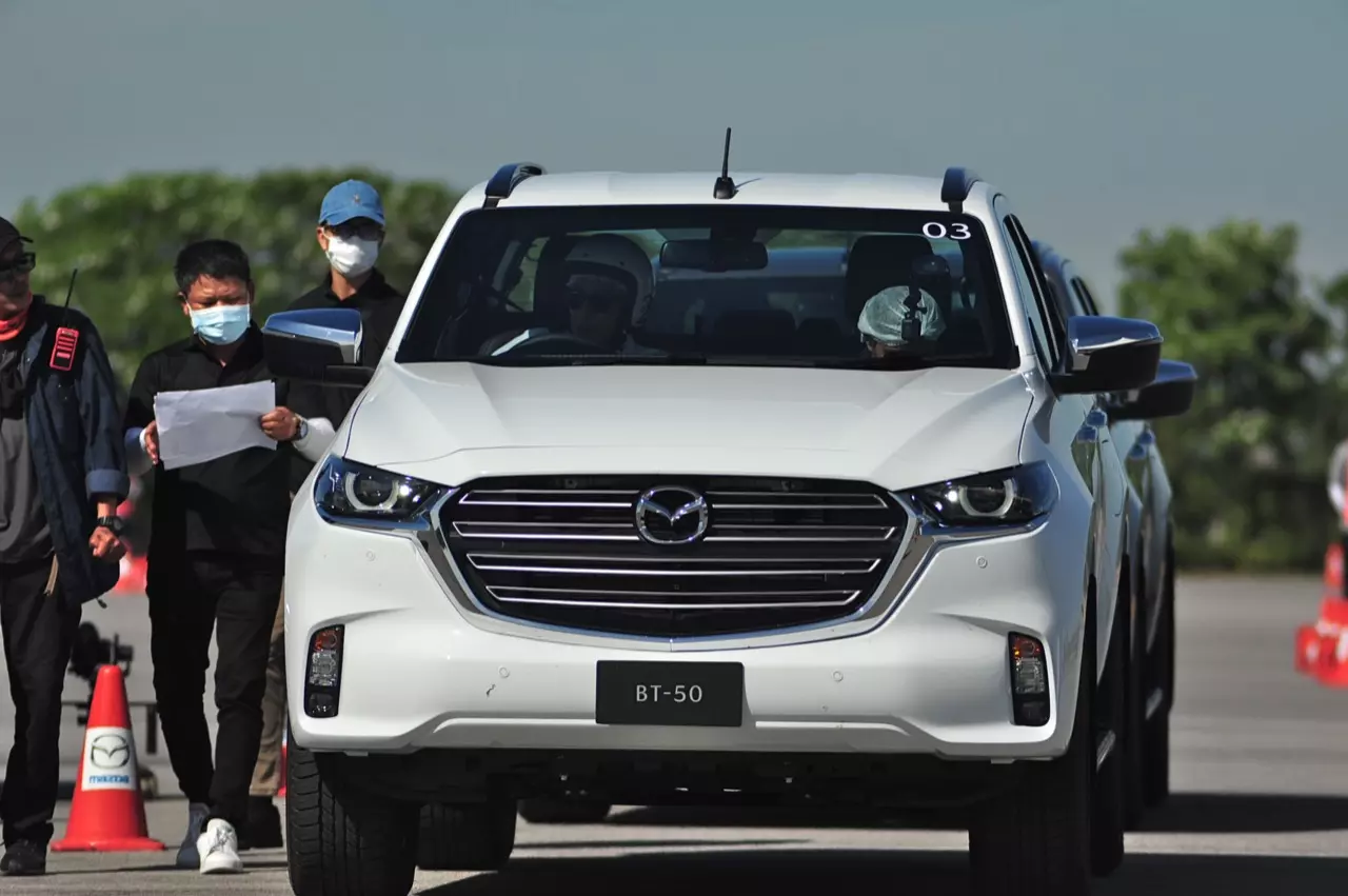 เลือกแทบตายสุดท้ายจบที่กระบะ! ส่องปิกอัพยกสูงประจำปี 2021