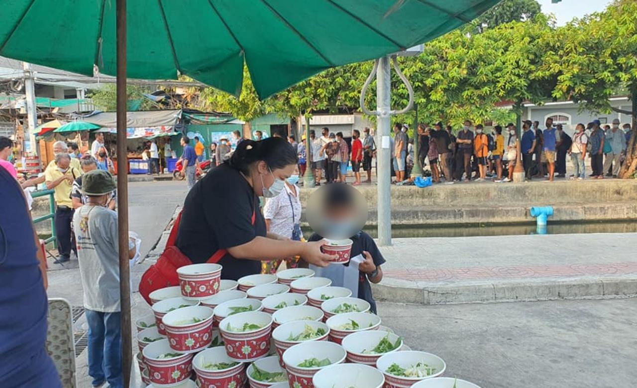 แจกอาหารริมคลองหลอด