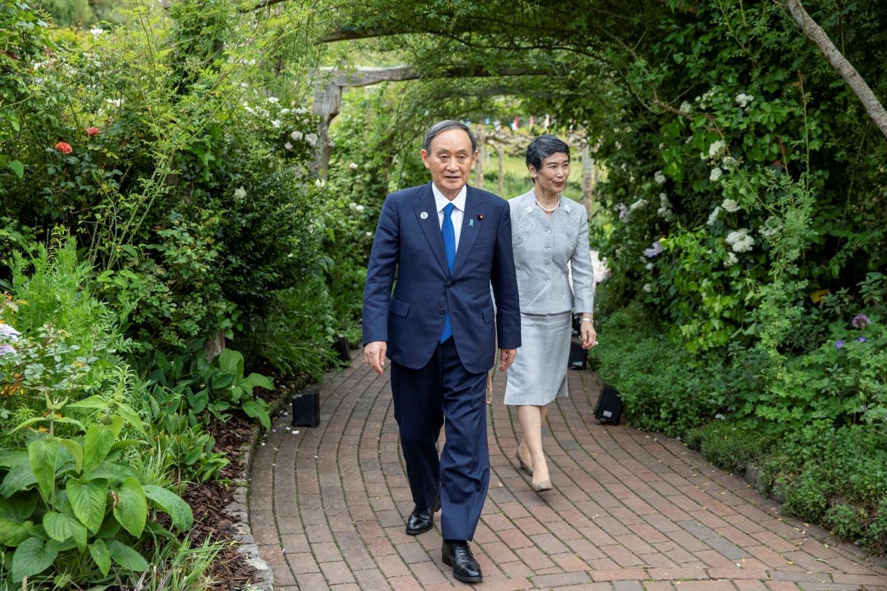 นายกรัฐมนตรีโยชิฮิเดะ ซูกะเแห่งญี่ปุ่น และคู่สมรส นางมาริโกะ ซูกะ