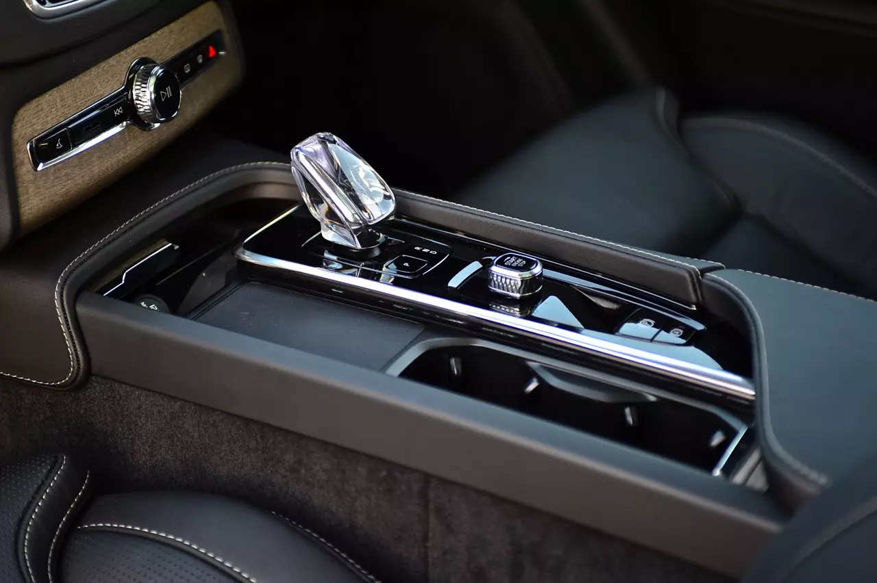 ทดสอบ VOLVO XC90 RECHARGE ULTMATE T8 ยานแม่ไวกิ้ง แรงบิดทะลุมิติกับระบบ PLUG IN HYBRID