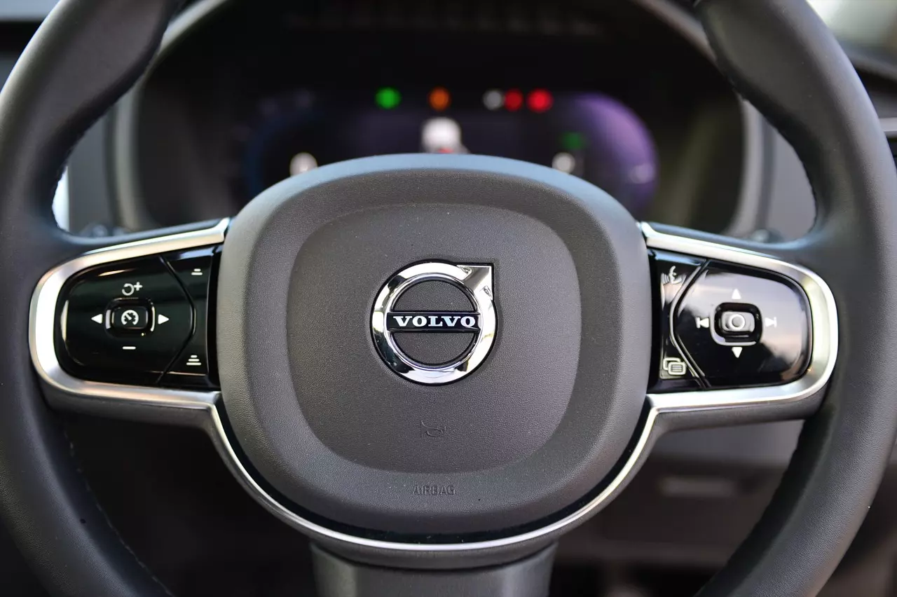 ทดสอบ VOLVO XC90 RECHARGE ULTMATE T8 ยานแม่ไวกิ้ง แรงบิดทะลุมิติกับระบบ PLUG IN HYBRID