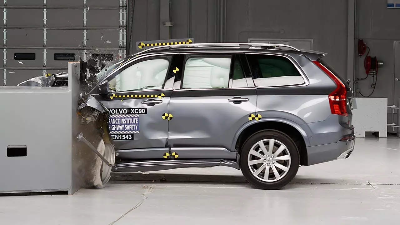 ทดสอบ VOLVO XC90 RECHARGE ULTMATE T8 ยานแม่ไวกิ้ง แรงบิดทะลุมิติกับระบบ PLUG IN HYBRID