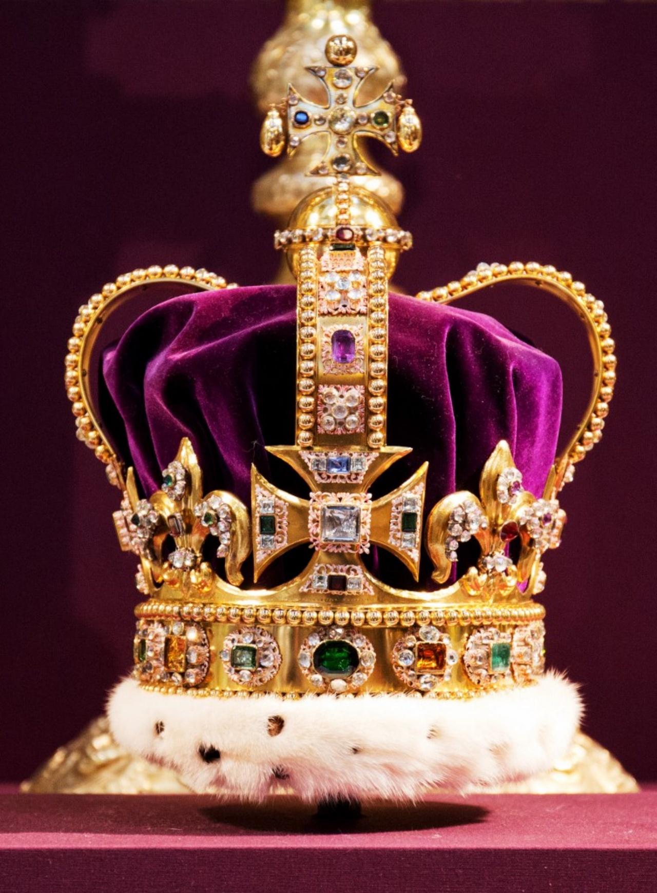 พระเจ้าชาร์ลส์ที่ 3 จะทรงมงกุฎเซนต์เอ็ดเวิร์ด ที่ถือเป็นเครื่องราชกกุธภัณฑ์สำคัญในพิธีบรมราชาภิเษกของพระมหากษัตริย์อังกฤษมานานกว่า 350 ปี
