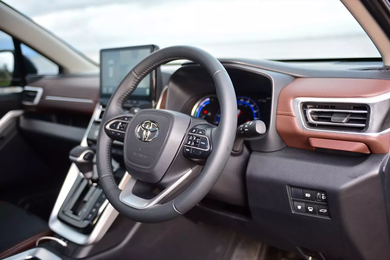 นุ่มนวลชวนหลับ! สัมผัสแรกแปลกใจ TOYOTA INNOVA ZENIX 2.0HEV PREMIUM