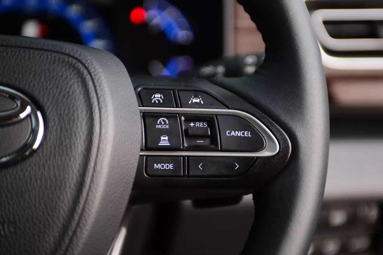 นุ่มนวลชวนหลับ! สัมผัสแรกแปลกใจ TOYOTA INNOVA ZENIX 2.0HEV PREMIUM