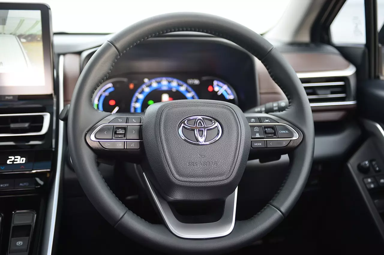 นุ่มนวลชวนหลับ! สัมผัสแรกแปลกใจ TOYOTA INNOVA ZENIX 2.0HEV PREMIUM