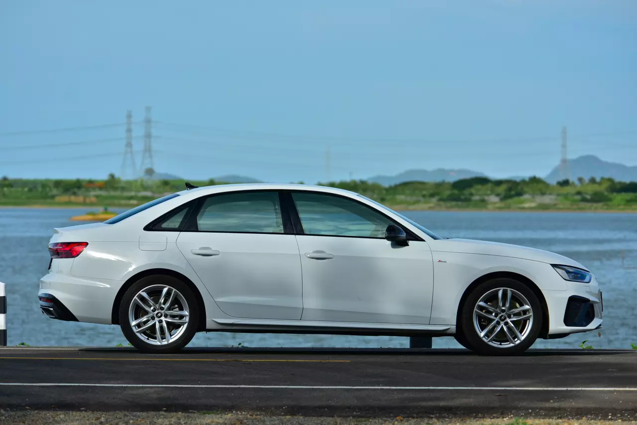 ช่วงล่างอย่างเทพ ราคาอย่างถูก! ทดสอบ AUDI A4 40TFSI S LINE ICON BLACK