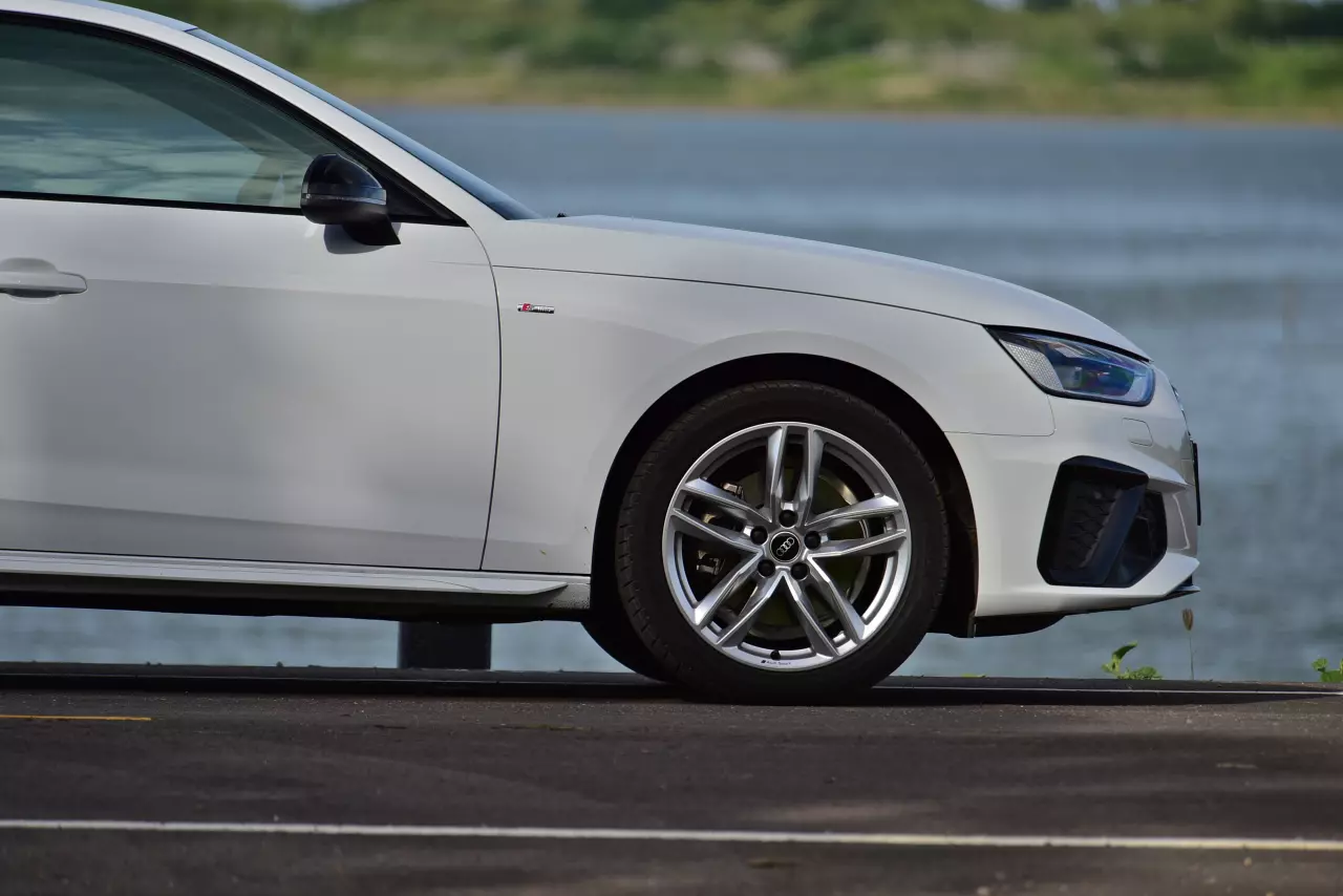 ช่วงล่างอย่างเทพ ราคาอย่างถูก! ทดสอบ AUDI A4 40TFSI S LINE ICON BLACK