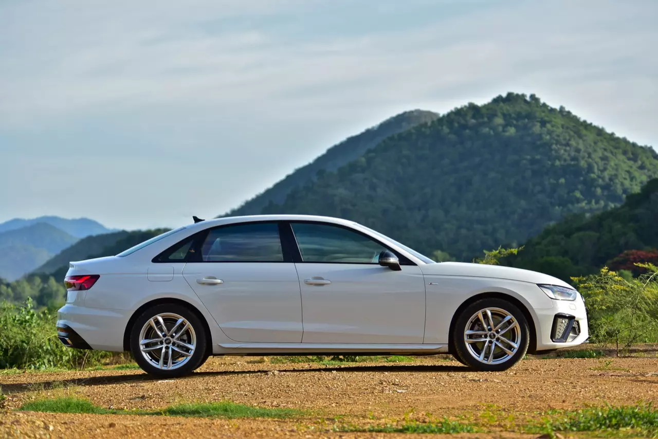 ช่วงล่างอย่างเทพ ราคาอย่างถูก! ทดสอบ AUDI A4 40TFSI S LINE ICON BLACK