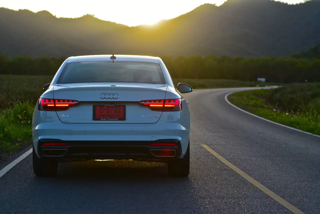 ช่วงล่างอย่างเทพ ราคาอย่างถูก! ทดสอบ AUDI A4 40TFSI S LINE ICON BLACK