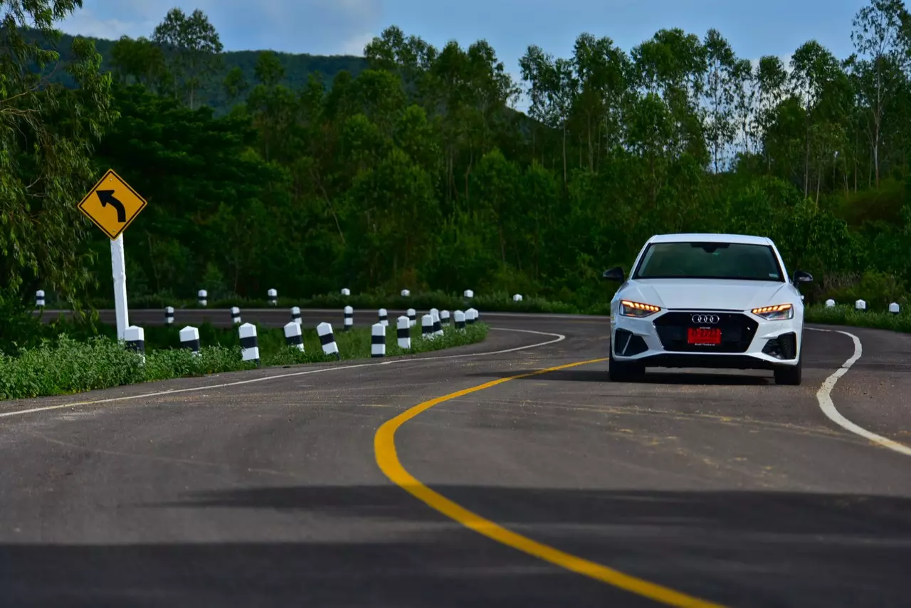 ช่วงล่างอย่างเทพ ราคาอย่างถูก! ทดสอบ AUDI A4 40TFSI S LINE ICON BLACK