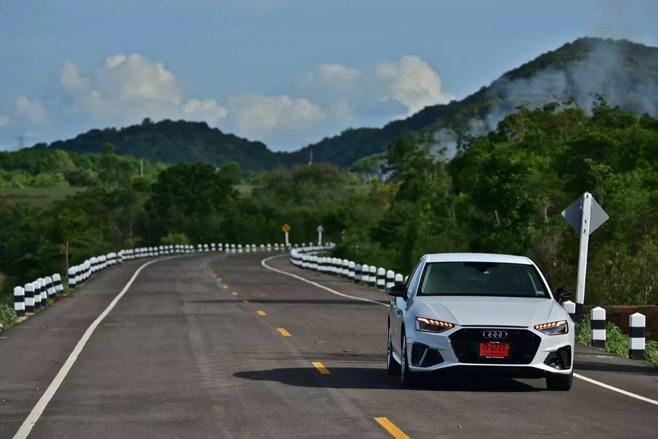 ช่วงล่างอย่างเทพ ราคาอย่างถูก! ทดสอบ AUDI A4 40TFSI S LINE ICON BLACK