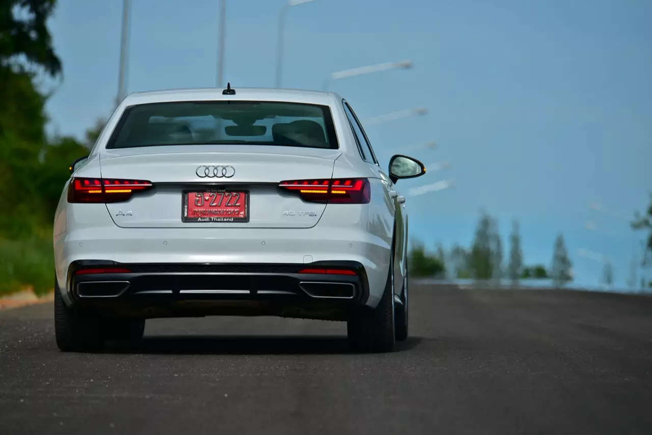 ช่วงล่างอย่างเทพ ราคาอย่างถูก! ทดสอบ AUDI A4 40TFSI S LINE ICON BLACK