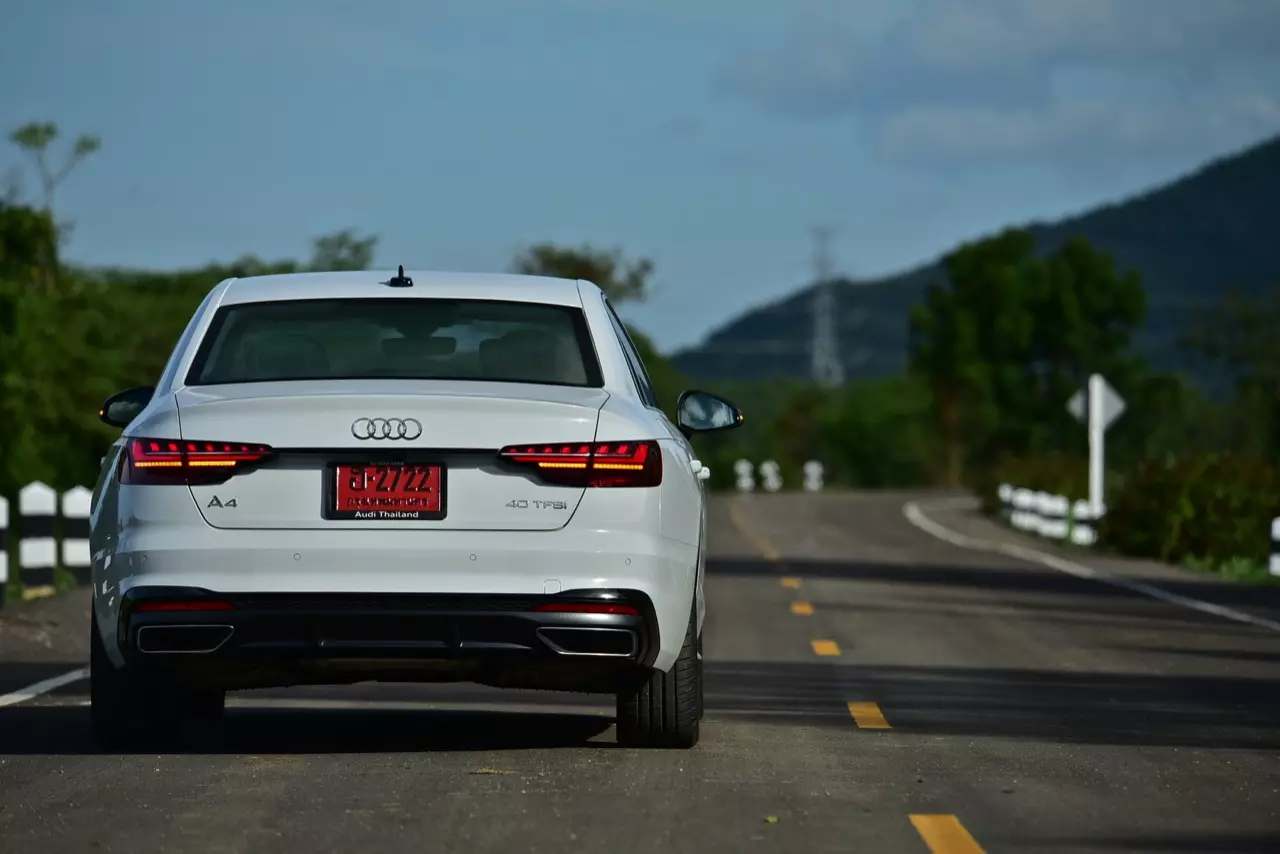 ช่วงล่างอย่างเทพ ราคาอย่างถูก! ทดสอบ AUDI A4 40TFSI S LINE ICON BLACK