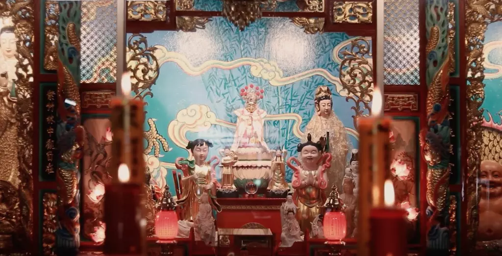 สื่อกลางเทพเจ้า เปิดใจทายาทร้านชุดม้าทรง ยืนหนึ่งเยาวราช