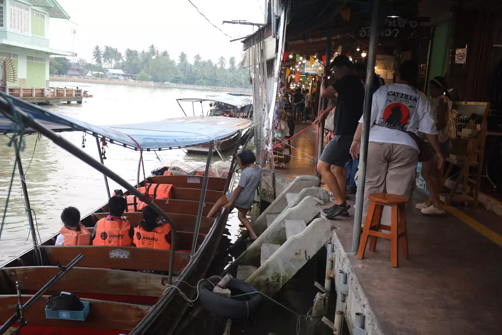 'ตลาดน้ำอัมพวา' ฟุบไม่ฟื้น กับมนต์เสน่ห์ที่เลือนหาย