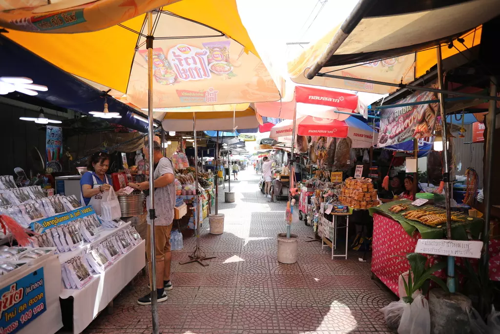 'ตลาดน้ำอัมพวา' ฟุบไม่ฟื้น กับมนต์เสน่ห์ที่เลือนหาย