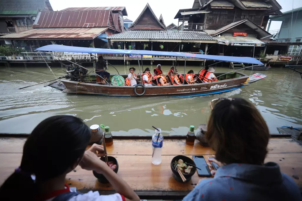 'ตลาดน้ำอัมพวา' ฟุบไม่ฟื้น กับมนต์เสน่ห์ที่เลือนหาย