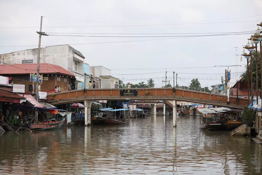 'ตลาดน้ำอัมพวา' ฟุบไม่ฟื้น กับมนต์เสน่ห์ที่เลือนหาย