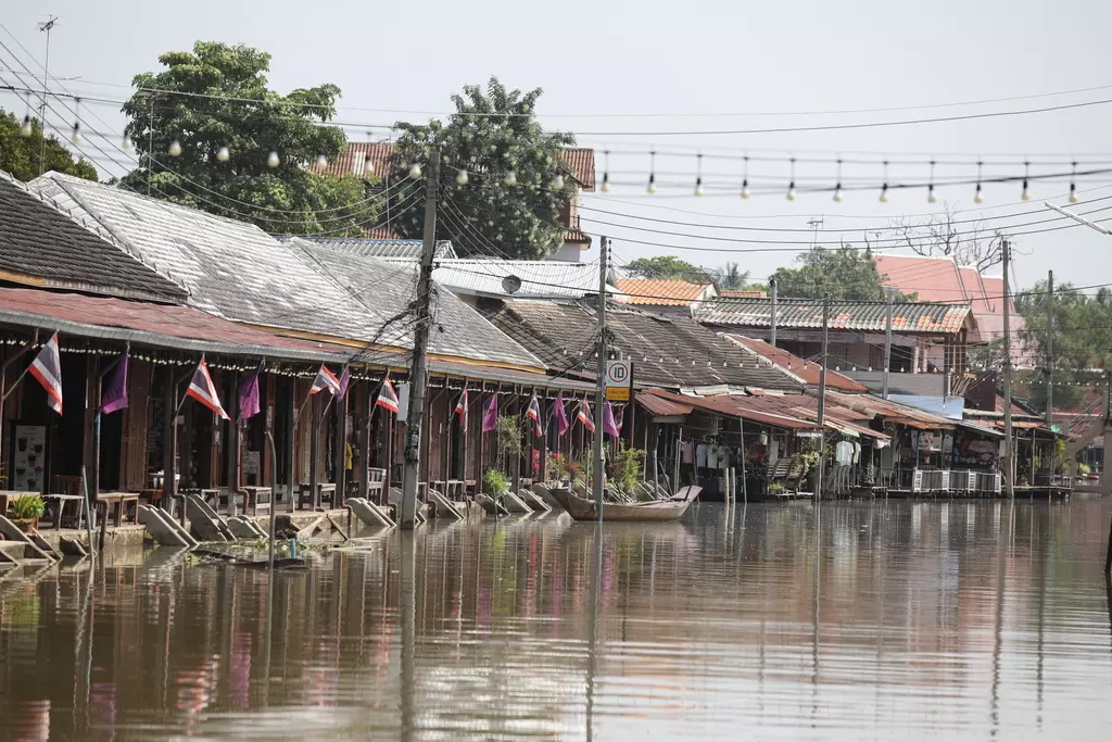 'ตลาดน้ำอัมพวา' ฟุบไม่ฟื้น กับมนต์เสน่ห์ที่เลือนหาย