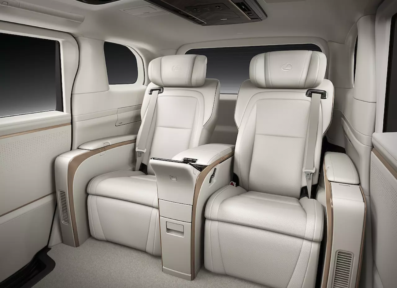ตู้เทวดา สุดหล่อมาแล้ว The New LEXUS LM ราคาเริ่มต้น 6,290,000 บาท