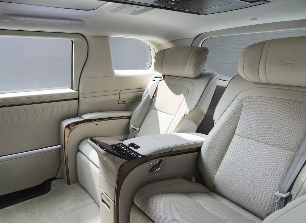 ตู้เทวดา สุดหล่อมาแล้ว The New LEXUS LM ราคาเริ่มต้น 6,290,000 บาท