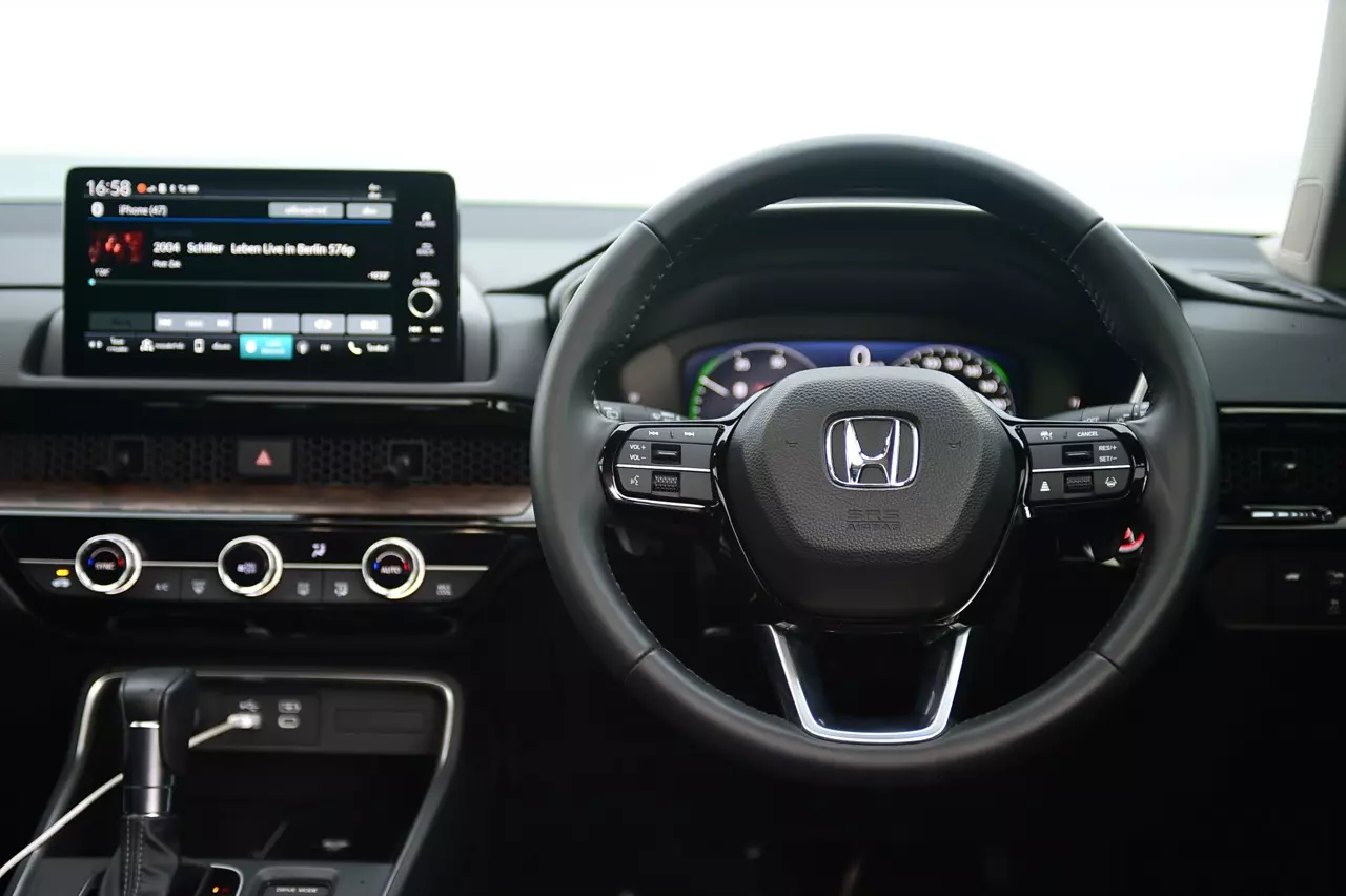 17 กิโลลิตร กับเบาะดูดวิญญาณ ทดสอบ HONDA CR-V ES e:HEV 2WD 5 ที่นั่ง