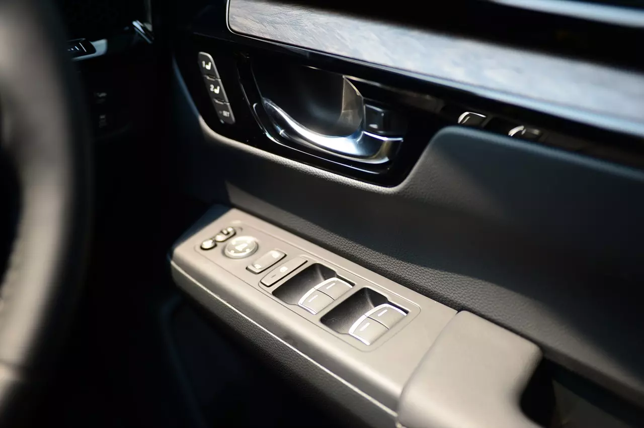 17 กิโลลิตร กับเบาะดูดวิญญาณ ทดสอบ HONDA CR-V ES e:HEV 2WD 5 ที่นั่ง