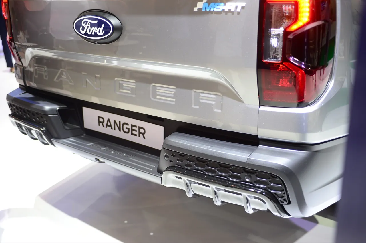ดับซ่าเตี้ยหน้าหล่อ มาเงียบๆ จอดเสียบหลังบูธ Ford Ranger MS-RT ตัวเตี้ย ...