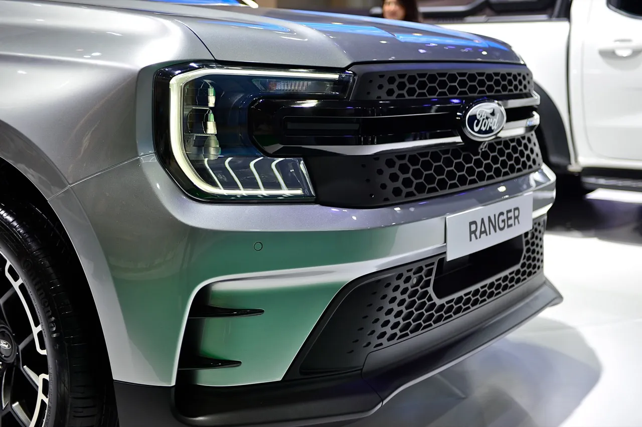 ดับซ่าเตี้ยหน้าหล่อ มาเงียบๆ จอดเสียบหลังบูธ Ford Ranger MS-RT ตัวเตี้ย ...