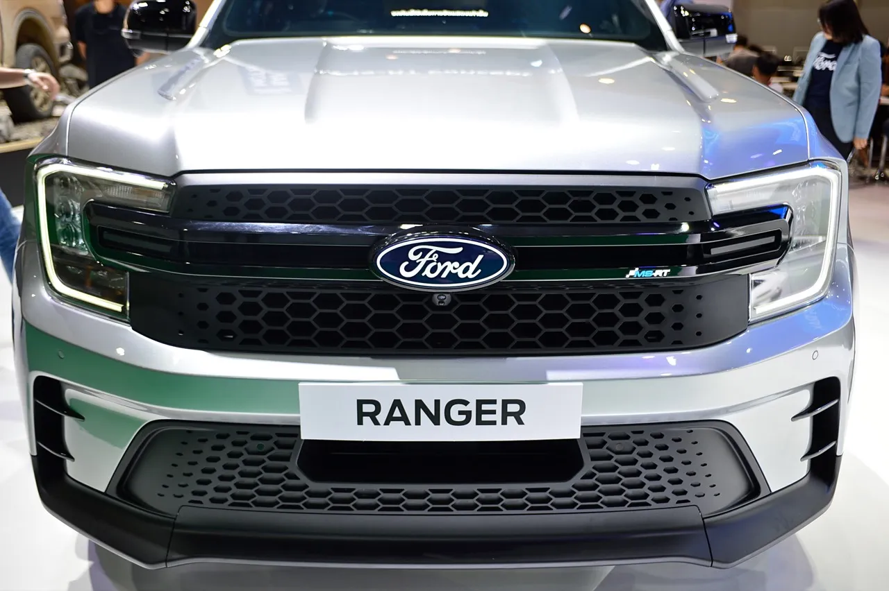 ดับซ่าเตี้ยหน้าหล่อ มาเงียบๆ จอดเสียบหลังบูธ Ford Ranger MS-RT ตัวเตี้ย ...