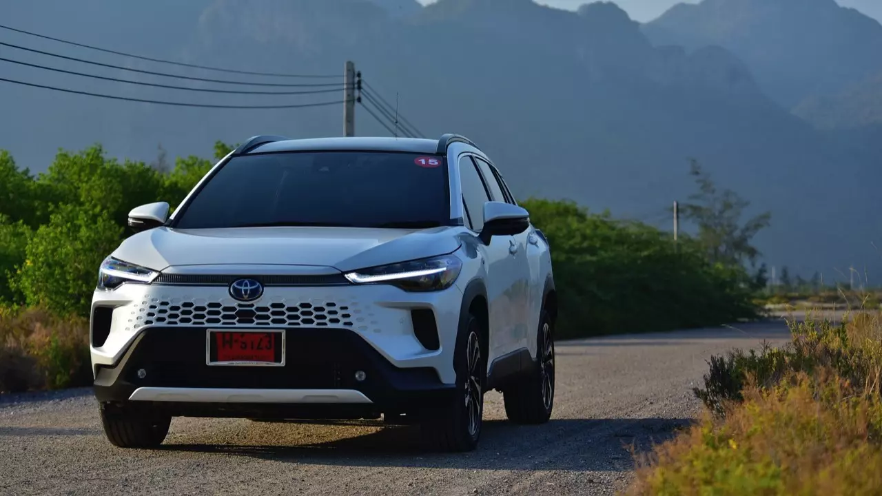 หน้าไม่บึ้ง ตัวตึงสายประหยัด ลองขับ TOYOTA COROLLA CROSS รุ่นปรับโฉม 2024 ของดีที่รอคอย