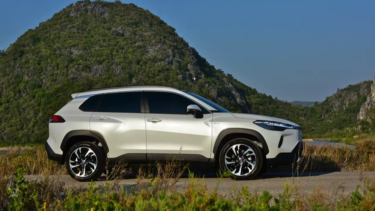 หน้าไม่บึ้ง ตัวตึงสายประหยัด ลองขับ TOYOTA COROLLA CROSS รุ่นปรับโฉม 2024 ของดีที่รอคอย