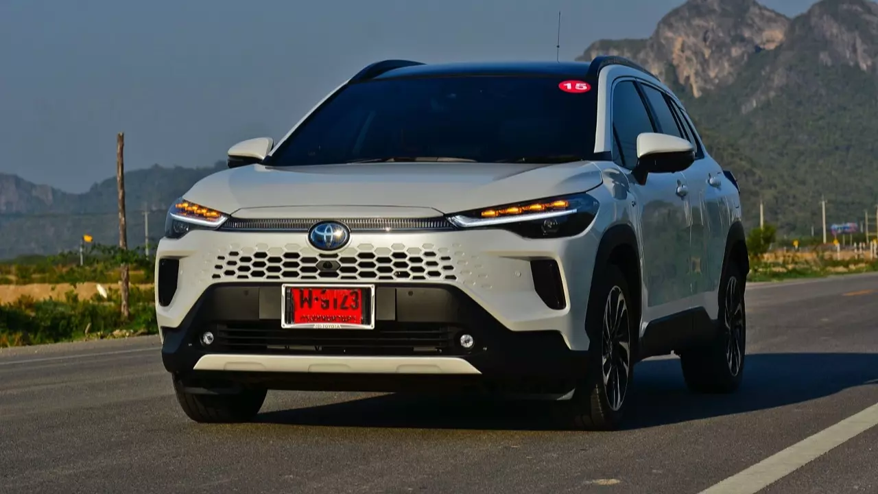หน้าไม่บึ้ง ตัวตึงสายประหยัด ลองขับ TOYOTA COROLLA CROSS รุ่นปรับโฉม 2024 ของดีที่รอคอย
