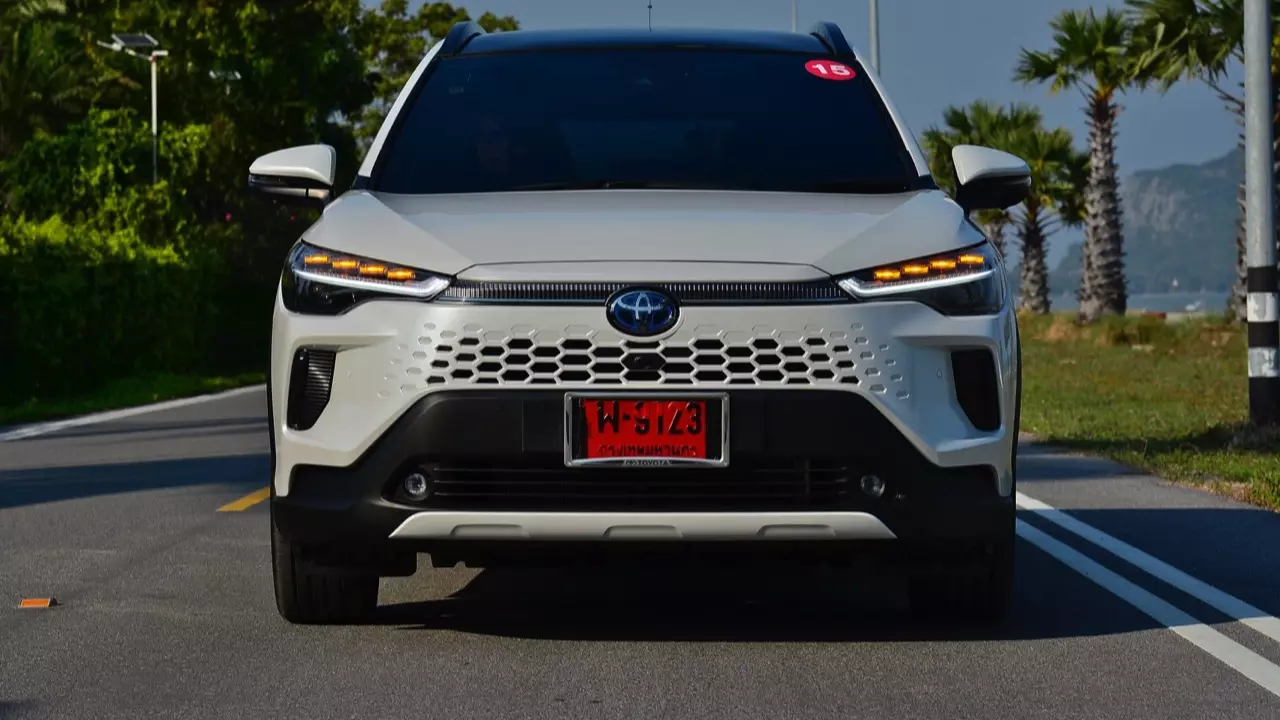 หน้าไม่บึ้ง ตัวตึงสายประหยัด ลองขับ TOYOTA COROLLA CROSS รุ่นปรับโฉม 2024 ของดีที่รอคอย